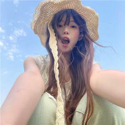 坐在酒吧里吃蛋糕